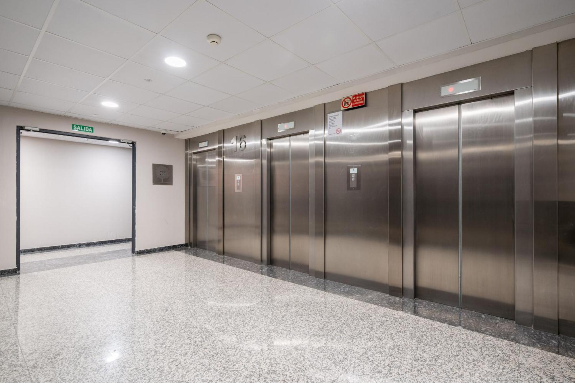Apartamento En Plaza De Espana Alquiler Temporal Madrid Exteriér fotografie